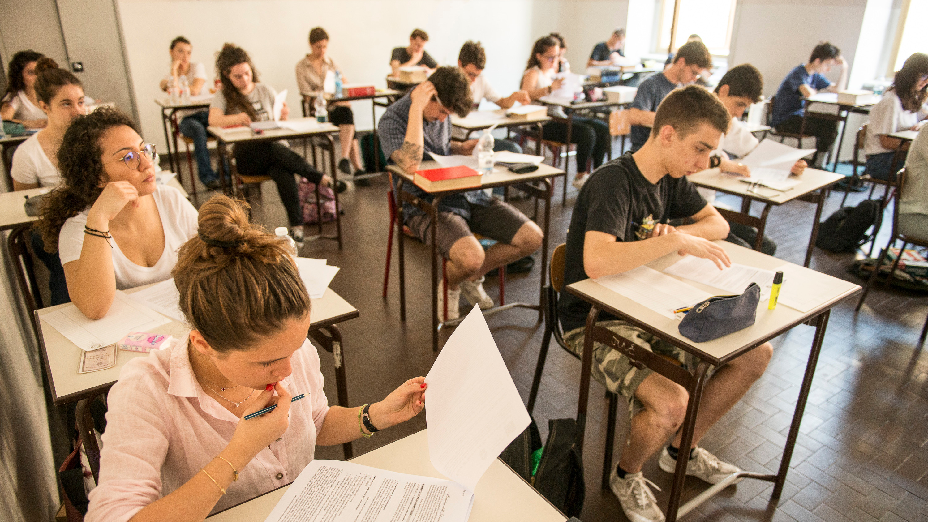 Liceenii români au câștigat 20 de medalii și distincții la cele mai importante competiții internaționale de economie din 2025