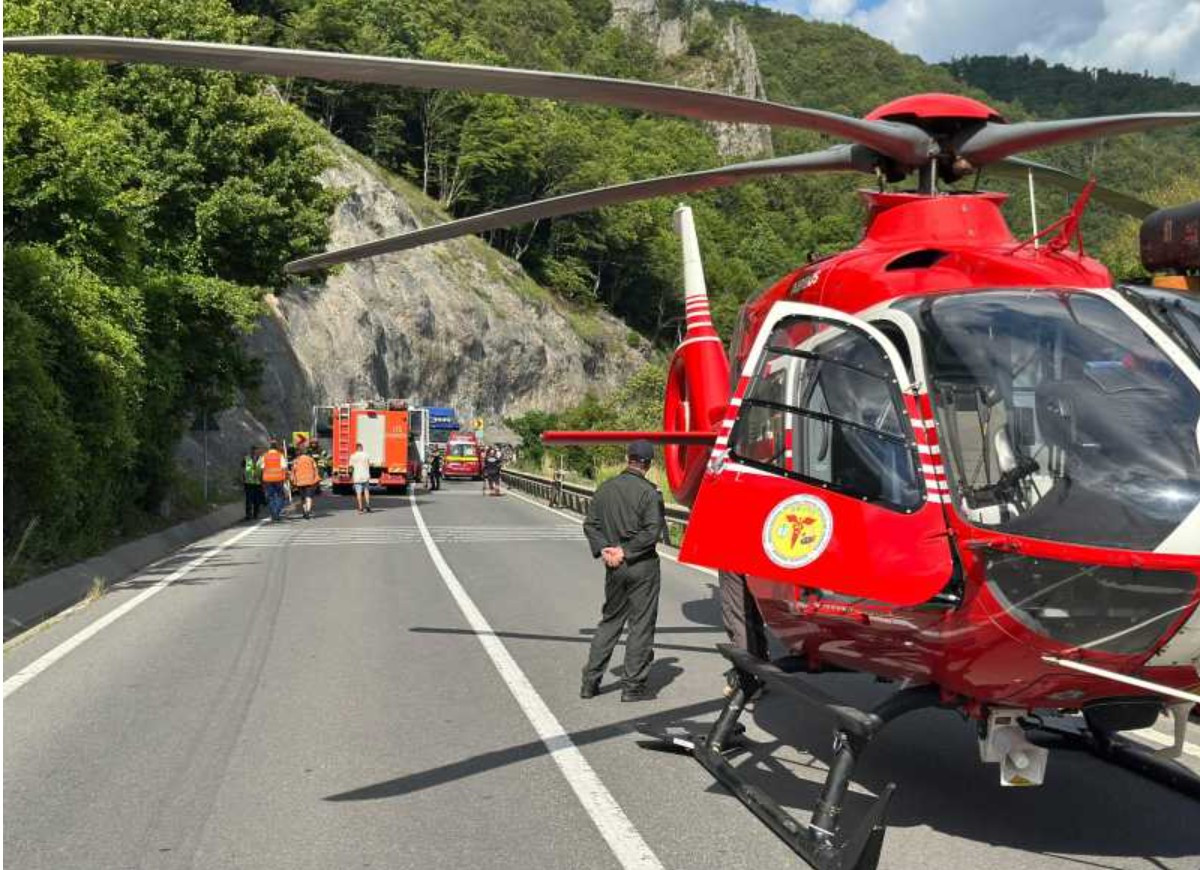 O femeie a decedat în accidentul teribil de pe DN 15, iar o altă victimă a fost preluată de elicopterul SMURD. FOTO