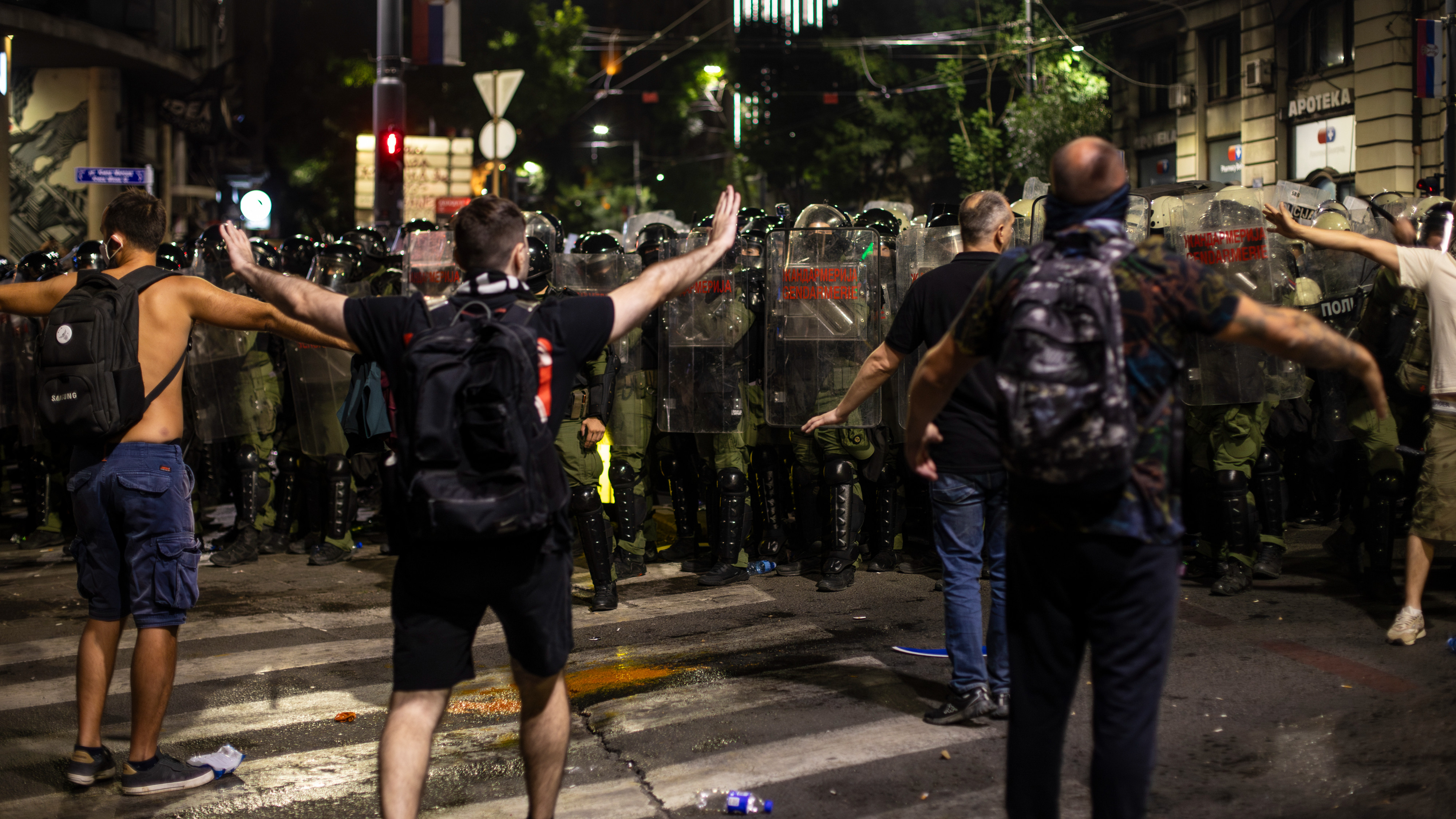Proteste violente la Belgrad. Peste 140.000 de persoane au cerut în stradă demisia lui Aleksandar Vučić și alegeri anticipate