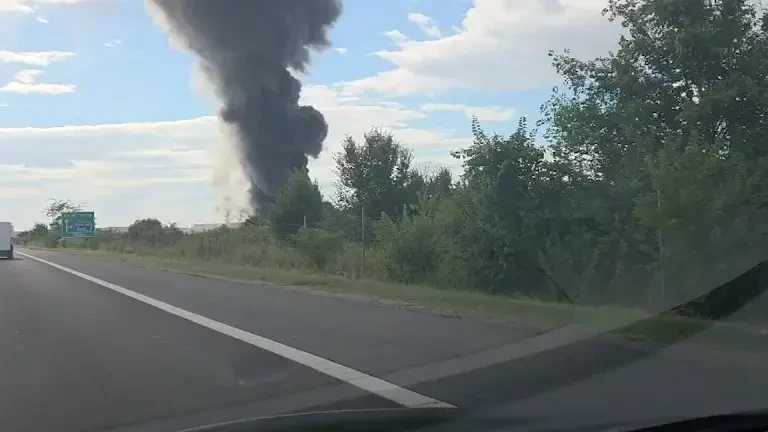 Incendiu violent la un depozit de pe A1, lângă București. A fost emis un mesaj RO-Alert pentru mai multe localități. VIDEO