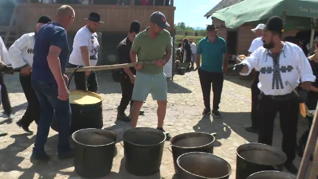 Sărbătoare mare pe Valea Jiului. S-au pregătit ceaune cu sute de kilograme de mâncare pentru petrecerea Momârlanilor
