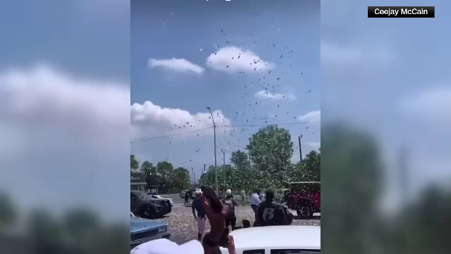 Au căzut bani din cer la o înmormântare din Detroit. Cum s-a întâmplat „minunea”