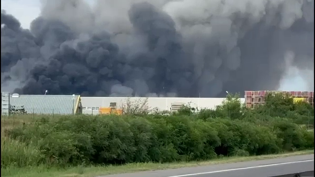 Incendiu violent la un depozit de pe A1, lângă București. Pompierii se luptă de aproape o zi cu flăcările uriașe