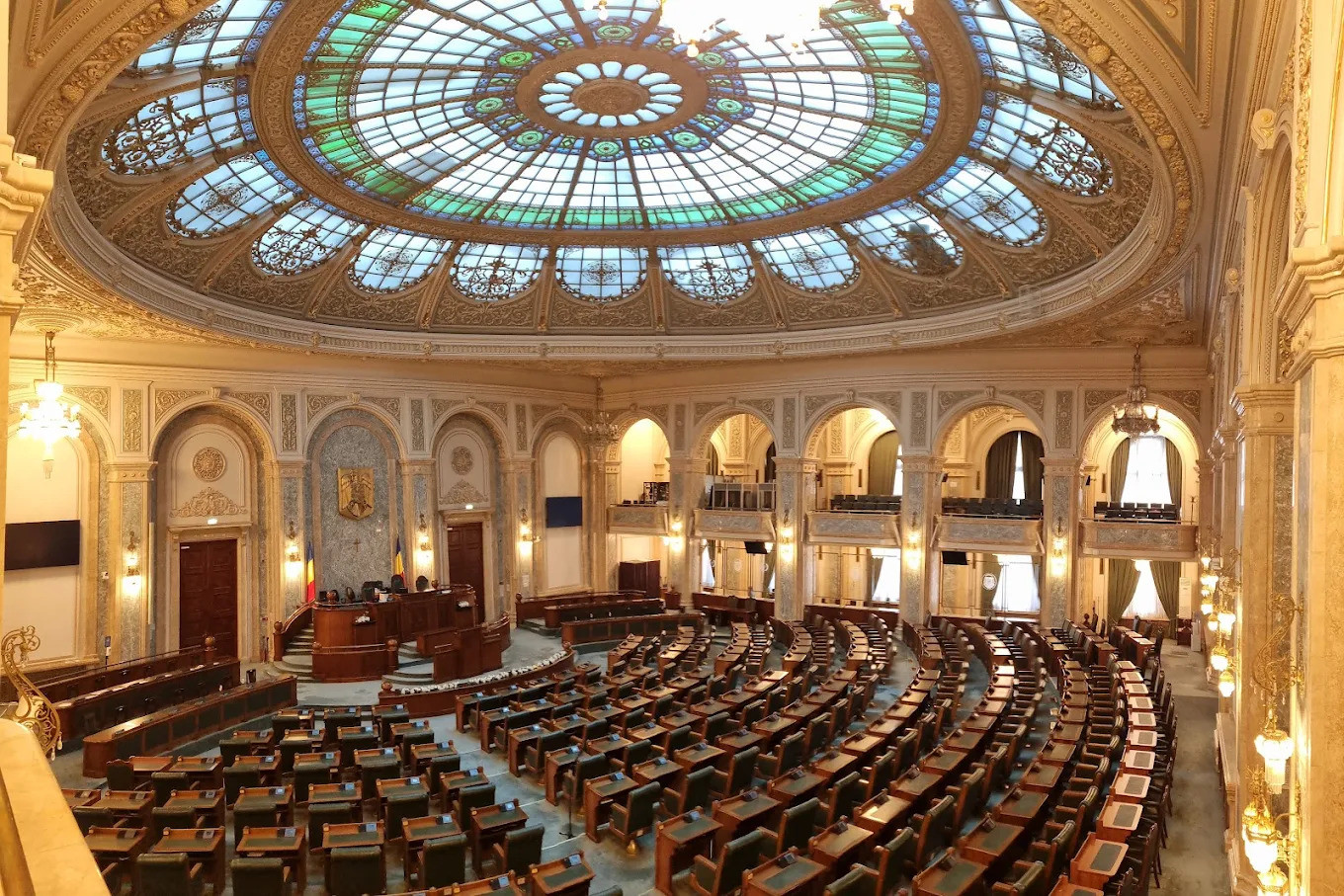 Vârsta de pensionare a magistraţilor şi reducerea taxelor vor fi discutate de către Senat într-o sesiune extraordinară