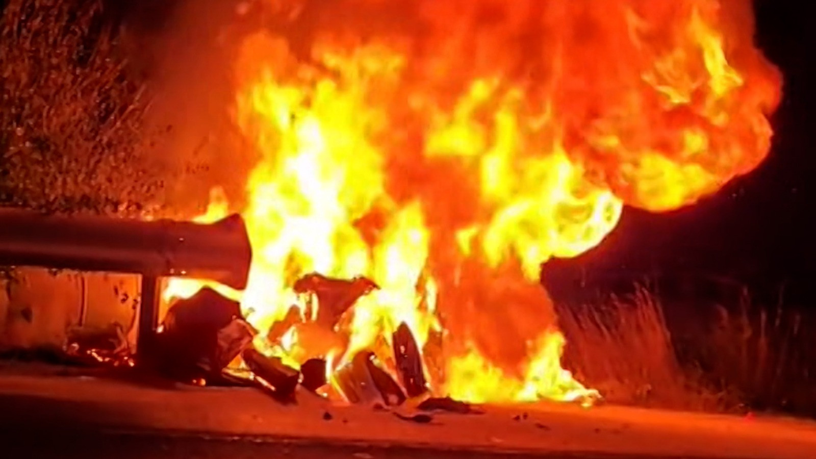 Tinerii care au murit arși de vii în accidentul din Vâlcea se întreceau cu o altă mașină, înainte de tragedie