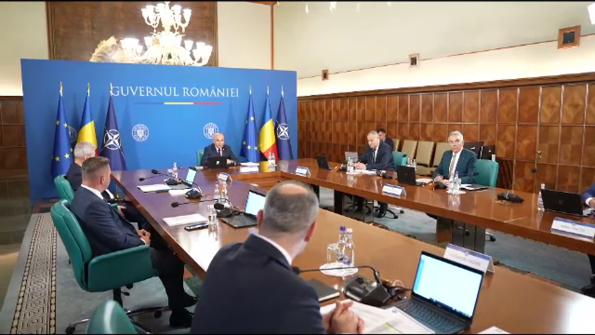 „Cură de slăbire” la stat. După tăierea sporului pentru condiții vătămătoare guvernul Bolojan analizează alte 200 de bonusuri