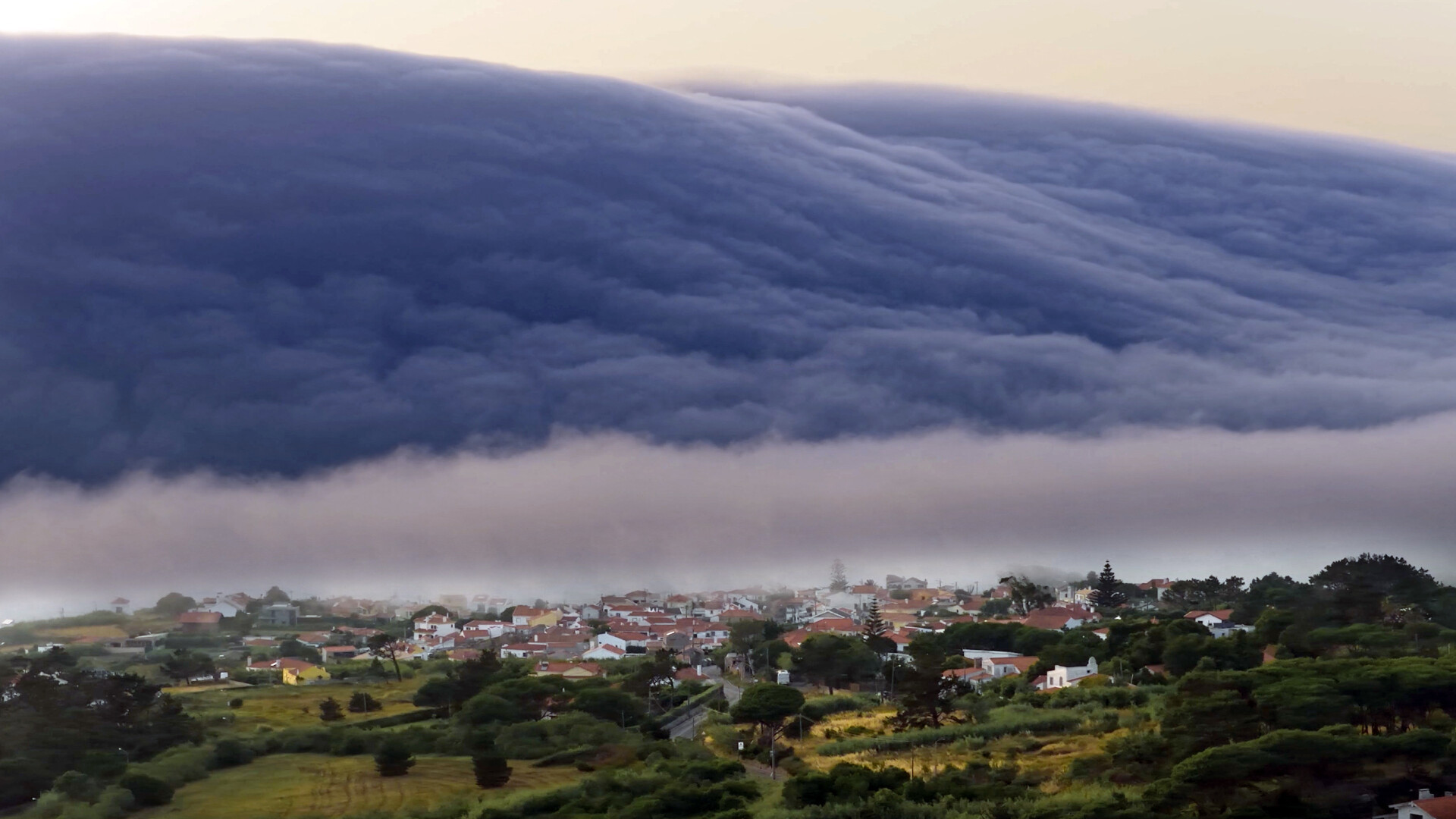 Un "nor-rulou" rar a apărut în Portugalia. Fenomenul i-a speriat pe localnici: „Ne-am strâns lucrurile și am fugit”