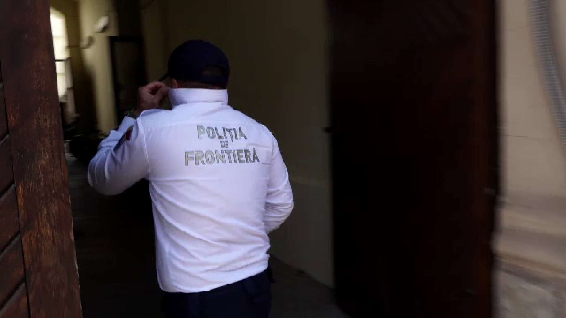 Polițiști de frontieră, ridicați pentru luare de mită și trafic de influență. Pentru ce au primit bani