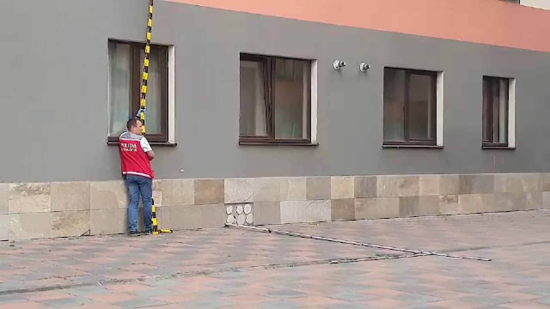 Cum ar fi căzut copilul de trei ani de la etajul al șaselea al unui bloc din Brașov. Este în stare gravă