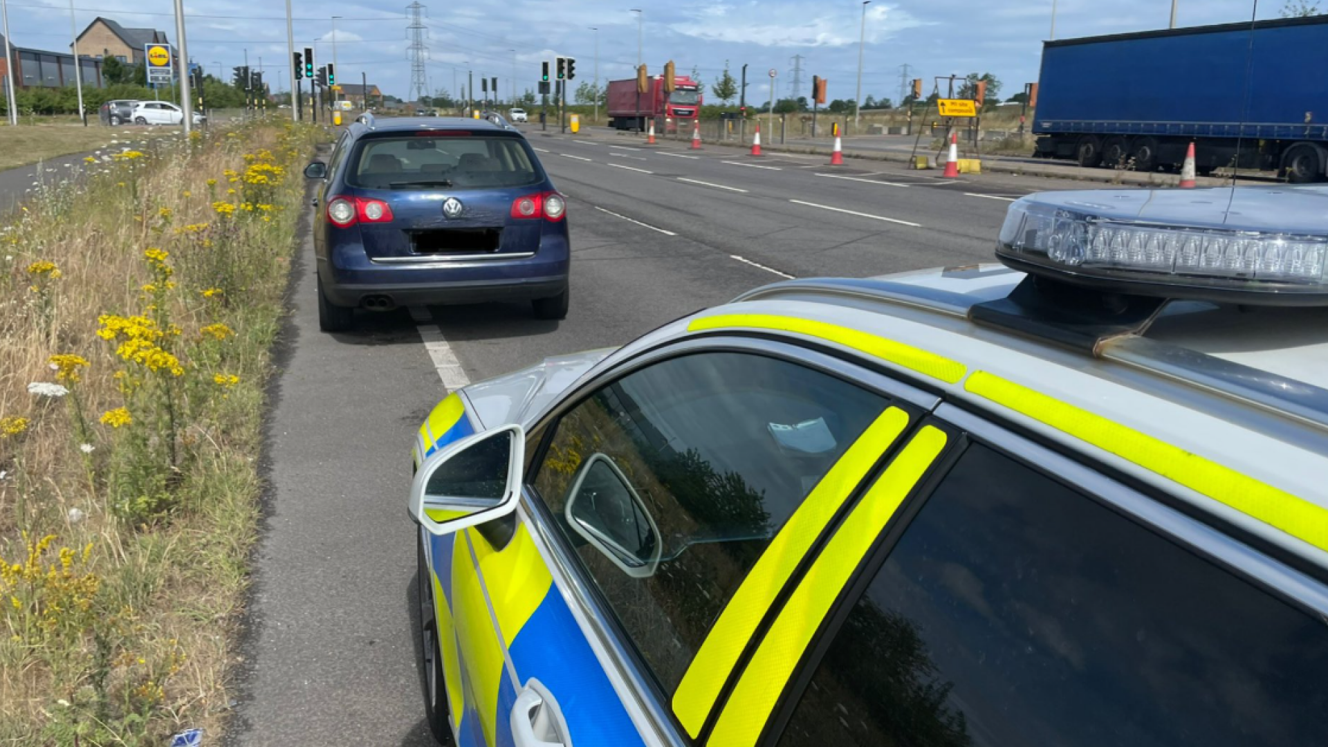 Un șofer a rămas fără mașina cu volanul pe dreapta după ce polițiștii britanici au observat numărul de România