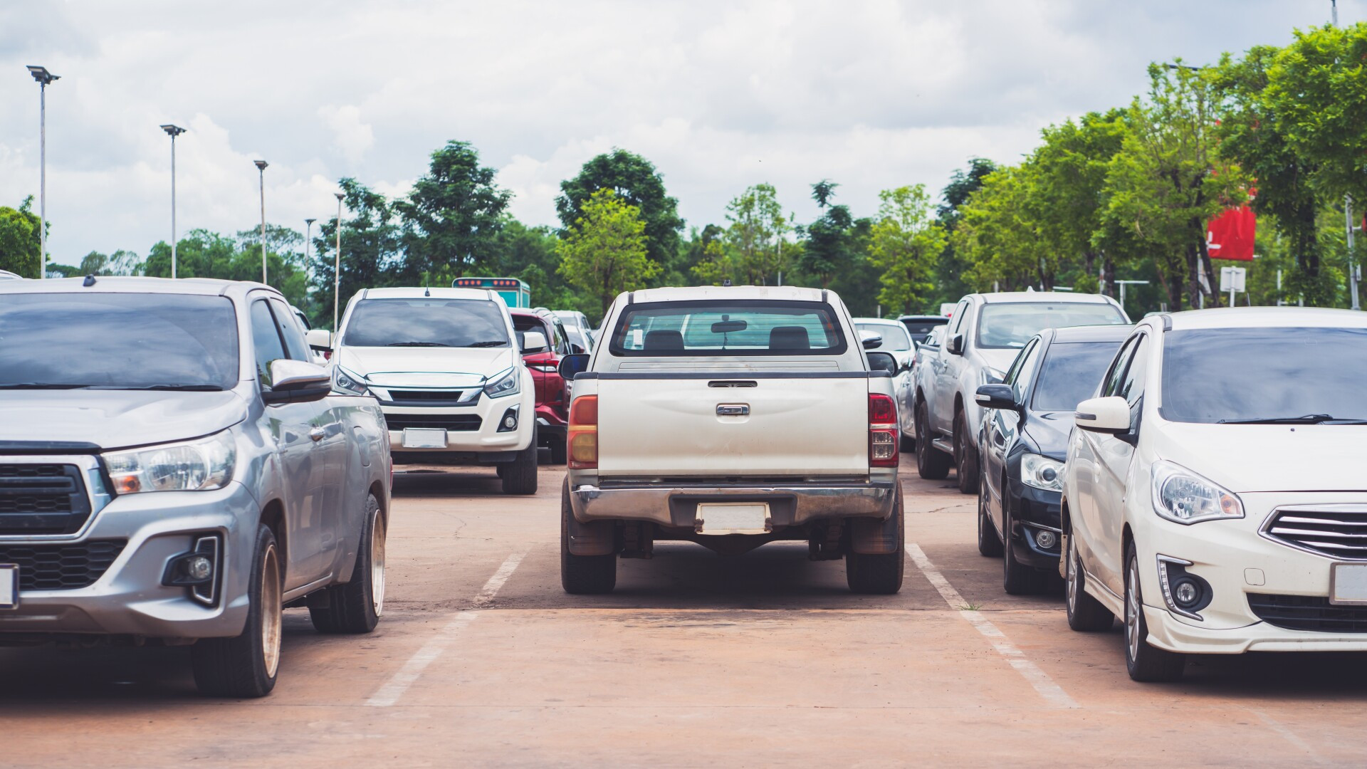 China intenţionează să interzică revânzarea maşinilor noi în primele şase luni de la înmatriculare. Care este motivul