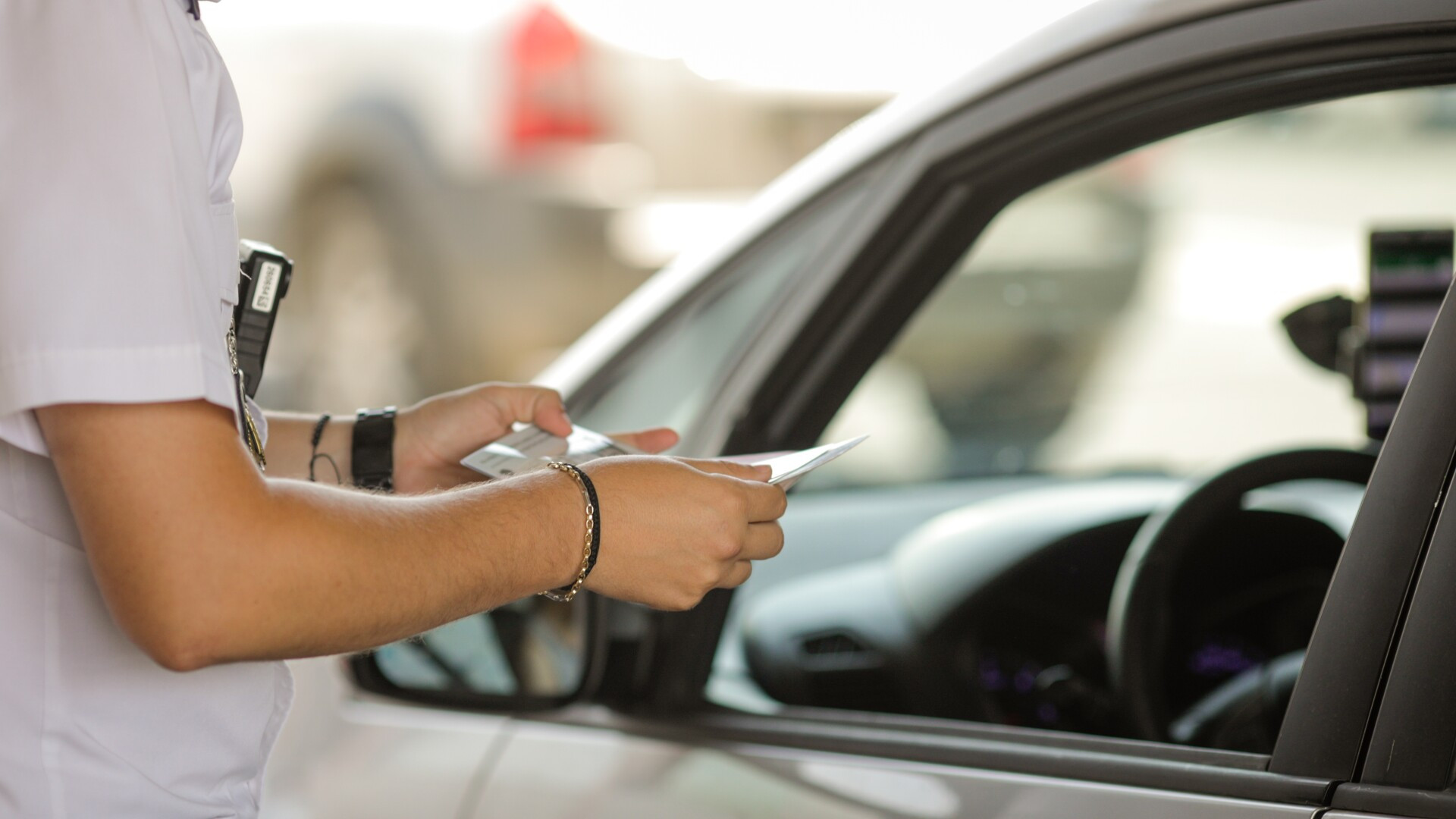 Doi americani au fost prinși la frontiera Sculeni că au condus fără să aibă permis internațional