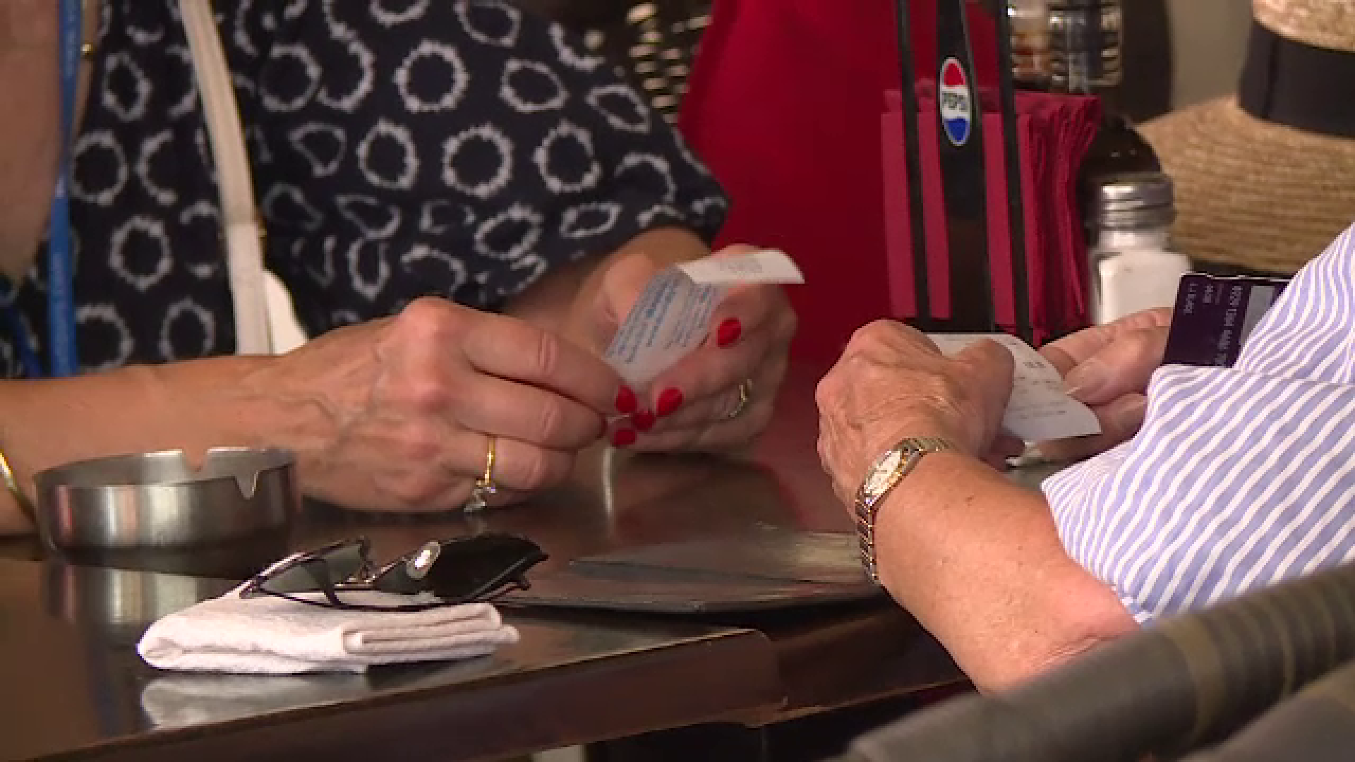 Bacșișul, tot mai rar în restaurantele din România. Clienții, afectați de prețurile tot mai mari, lasă din ce în ce mai puțin