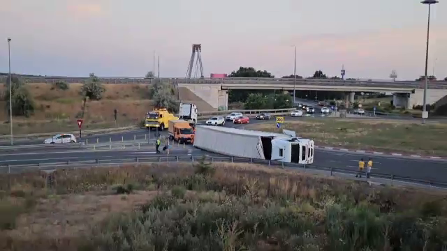 TIR cu 15 tone de fier beton, răsturnat la intrarea în podul Constanța Sud-Agigea. Cum s-a produs accidentul