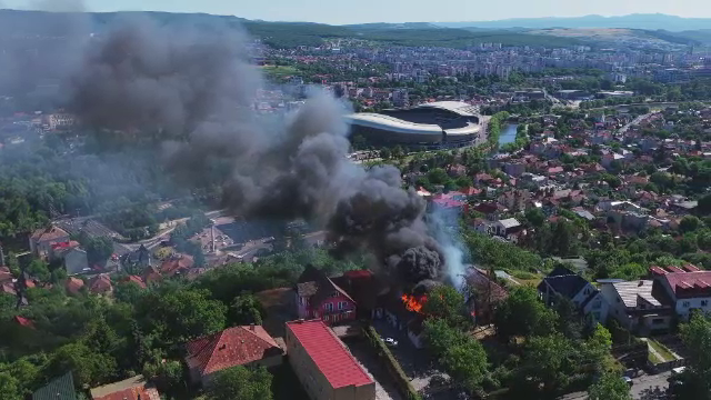Incendiu de proporții în Cluj-Napoca. Două case și un restaurant au fost mistuite de flăcări: „Am văzut fumul”