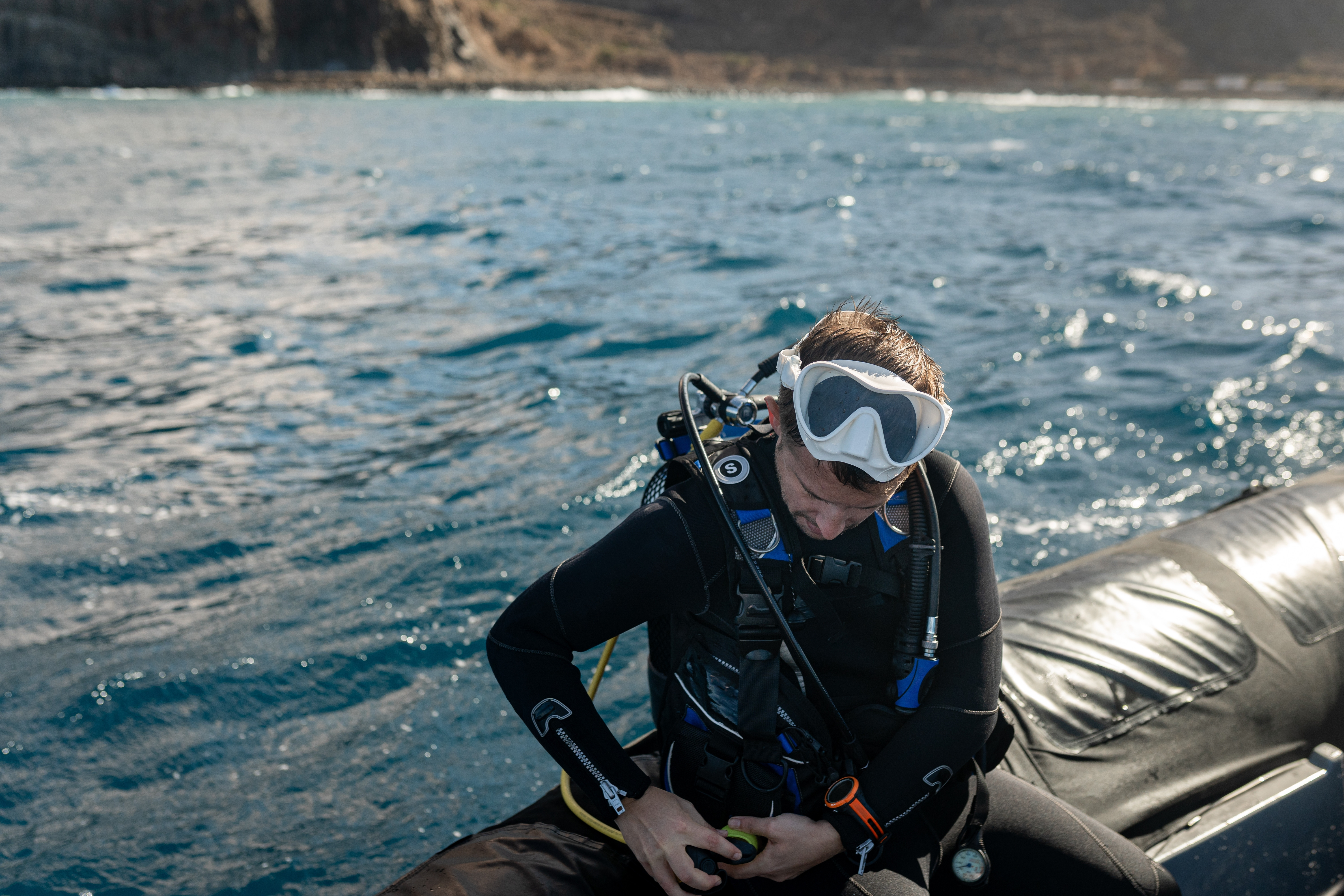 Descoperirea uimitoare făcută de doi scafandri amatori, într-o mașină veche acoperită de scoici