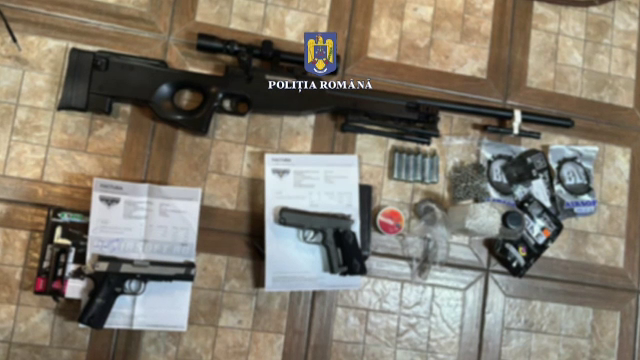 Percheziții de amploare în Timiș. Anchetatorii au găsit puști și pistoale neletale ilegale