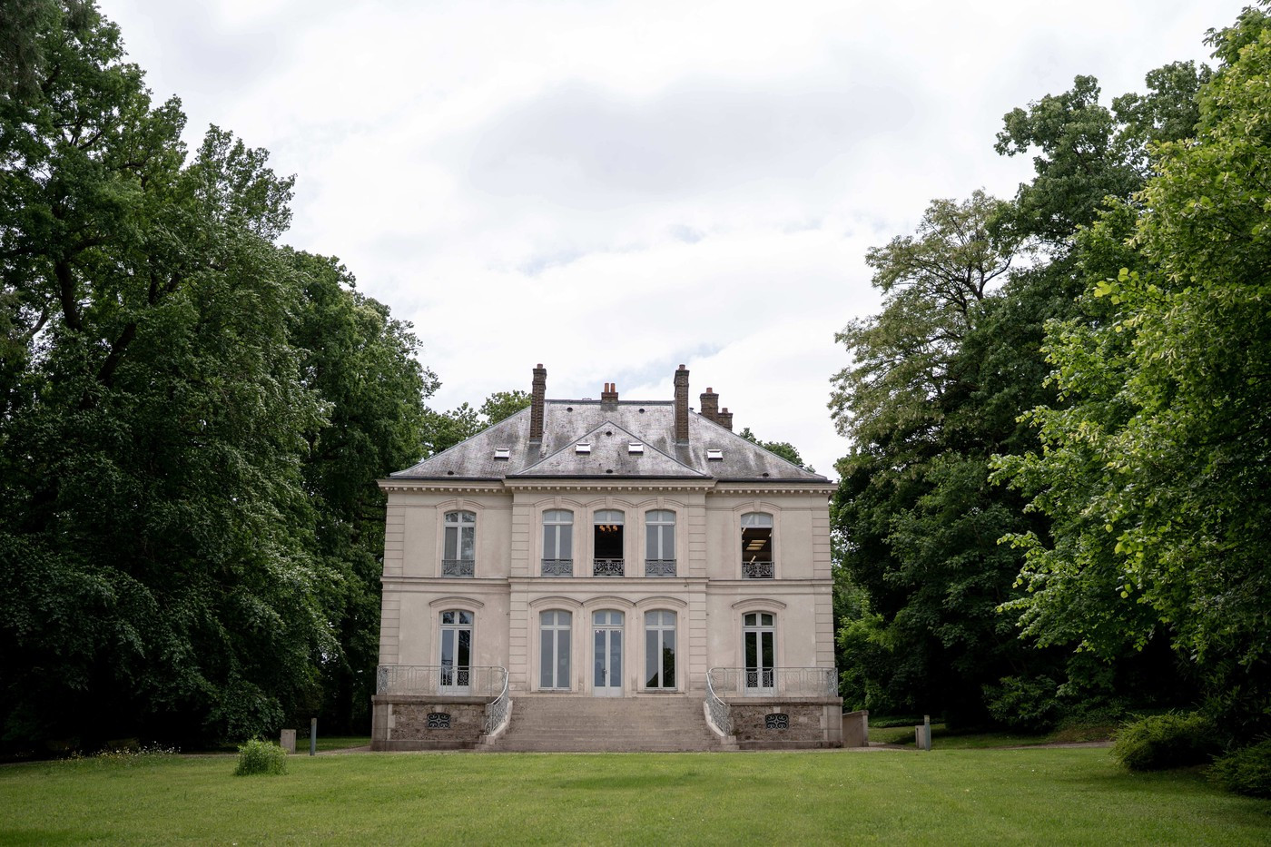 Vila lui Karl Lagerfeld din apropierea Parisului a fost vândută pentru aproape 4,7 milioane de euro. FOTO