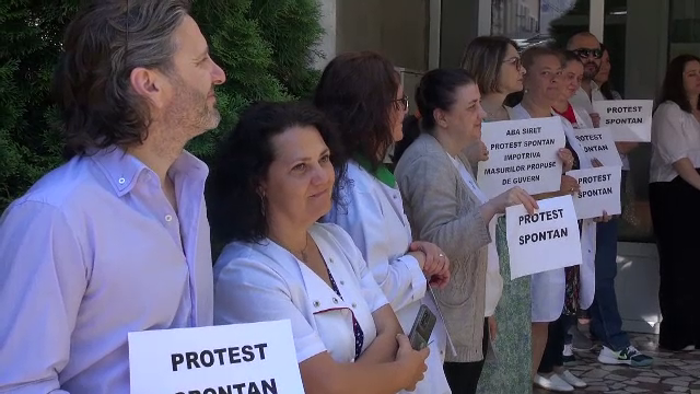 Angajații instituțiilor de stat continuă protestele față de tăierea sporurilor. „La Praid, colegii mei lucrează în saramură”