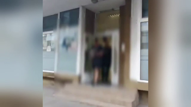 Un profesor de 48 de ani din Hunedoara ar fi violat o fostă elevă, minoră. A fost arestat preventiv