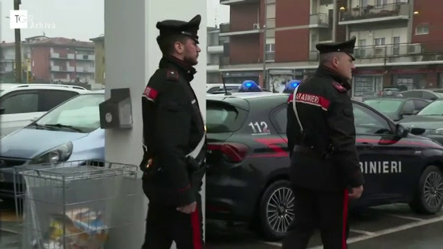 Un român din Italia și-a înjunghiat soția și soacra, apoi a căzut de la balcon. Bărbatul riscă ani grei de închisoare