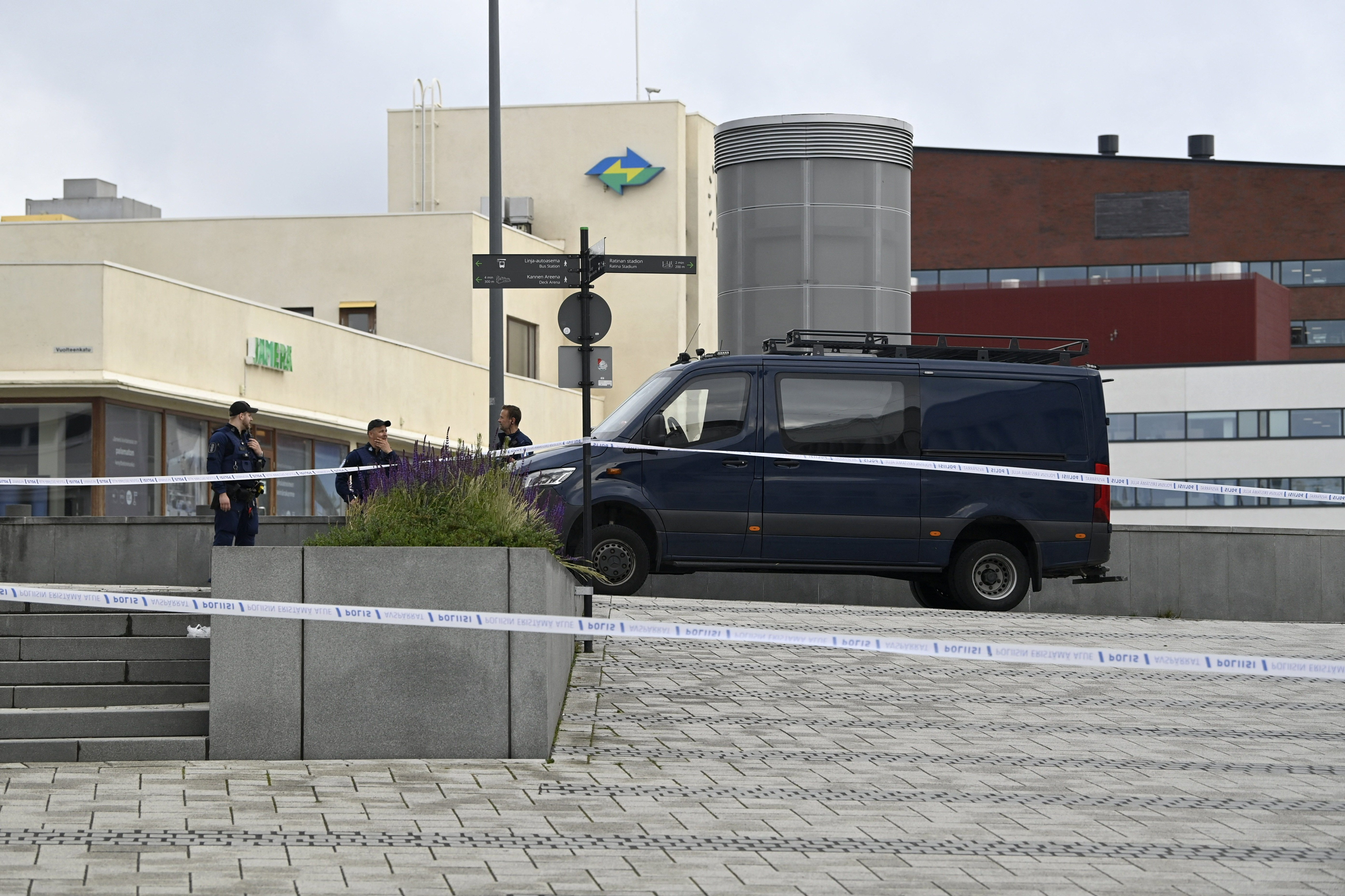 Patru persoane au fost înjunghiate în Finlanda în apropierea unui centru comercial. Un suspect, arestat
