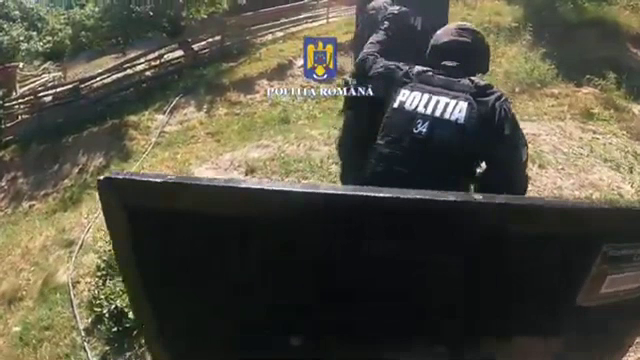 Individ din Bistrița, ridicat de mascați după ce a tras cu arma și a plecat cu mașina, băut. Avea copiii pe banchetă