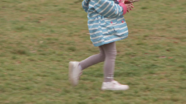 Un bărbat a fost condamnat la peste 30 de ani de închisoare după ce și-a violat fiica și alte cinci fete, ani la rând