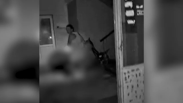 Un bărbat a fost atacat în scara blocului și înjunghiat mortal de un vecin cu care se certase, în Brașov