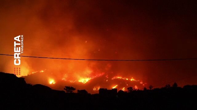 Creta, cuprinsă de flăcări. Pompierii duc o luptă crâncenă cu incendiile de vegetație, mii de localnici și turiști evacuați