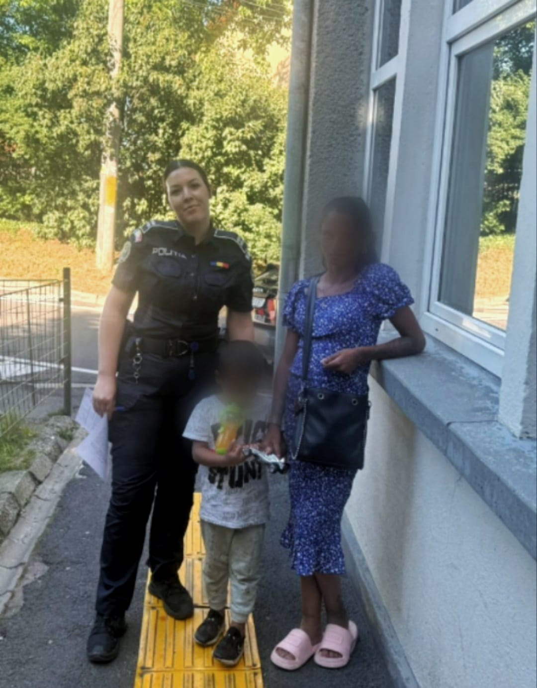 Un copil de 3 ani a fost găsit singur într-un autobuz din Brașov. Și-a întâlnit mama la secția de poliție