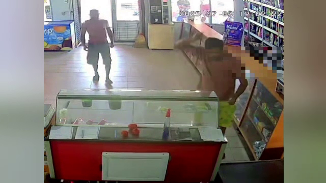 Scandal în Dolj. Motivul pentru care un bărbat băut a distrus tot ce i-a ieșit în cale într-un magazin. Totul a fost filmat