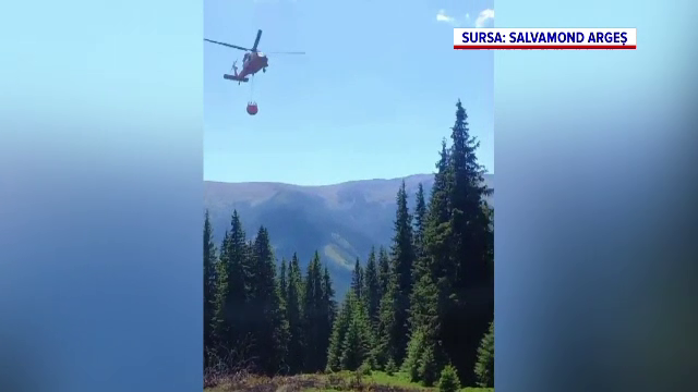 Incendiul forestier din munții Făgăraș, stins cu apa aruncată de elicopter