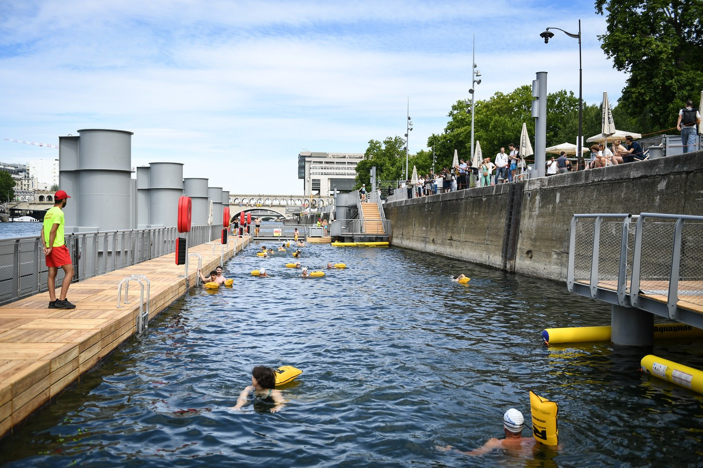 Râul Sena, redeschis pentru înot public după un secol de interdicție. Parizienii au intrat în apă de la primele ore