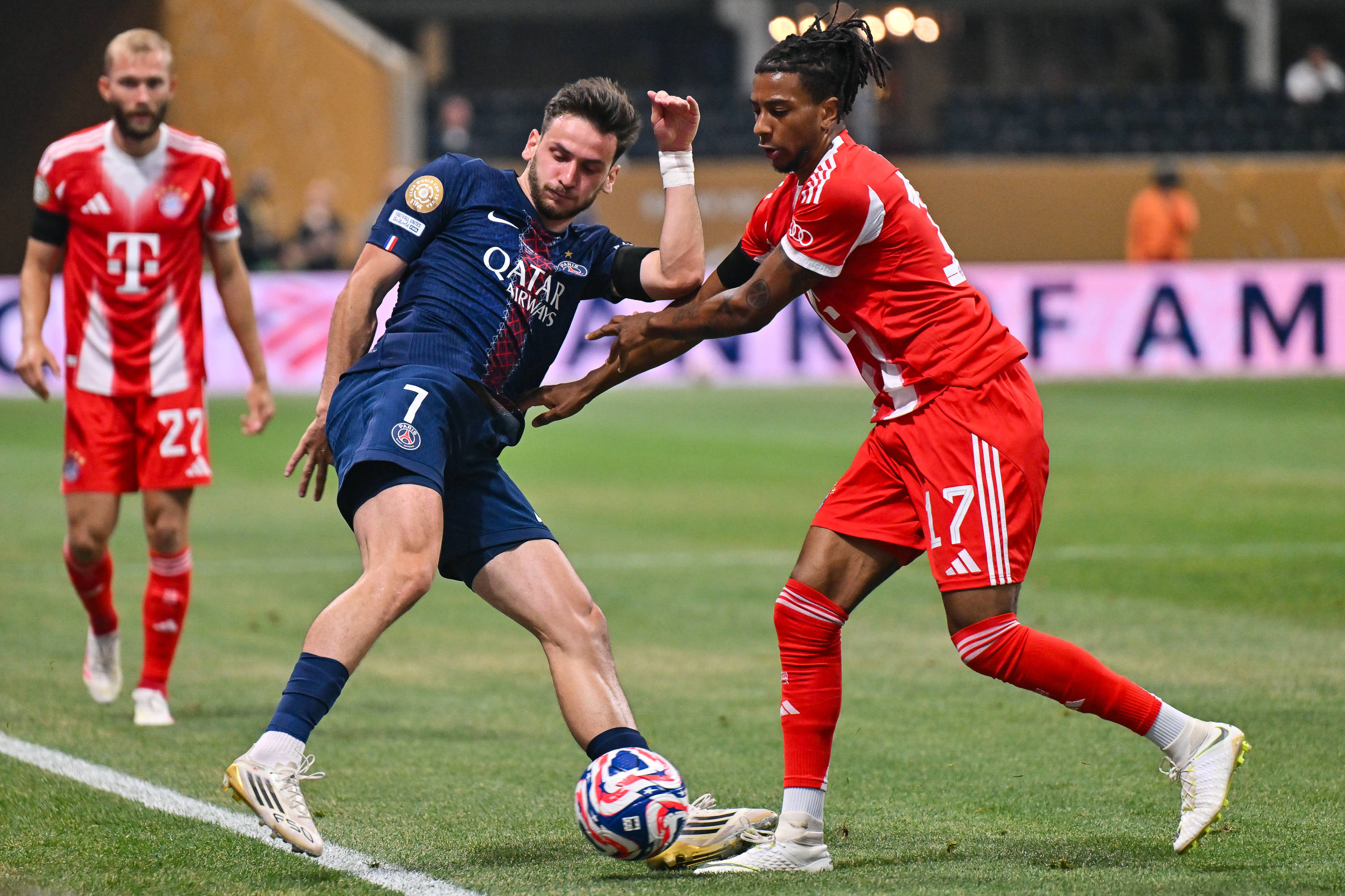 Cupa Mondială a Cluburilor. PSG a învins pe Bayern, 2-0, şi va juca în semifinale. Parizienii au avut doi jucători eliminaţi