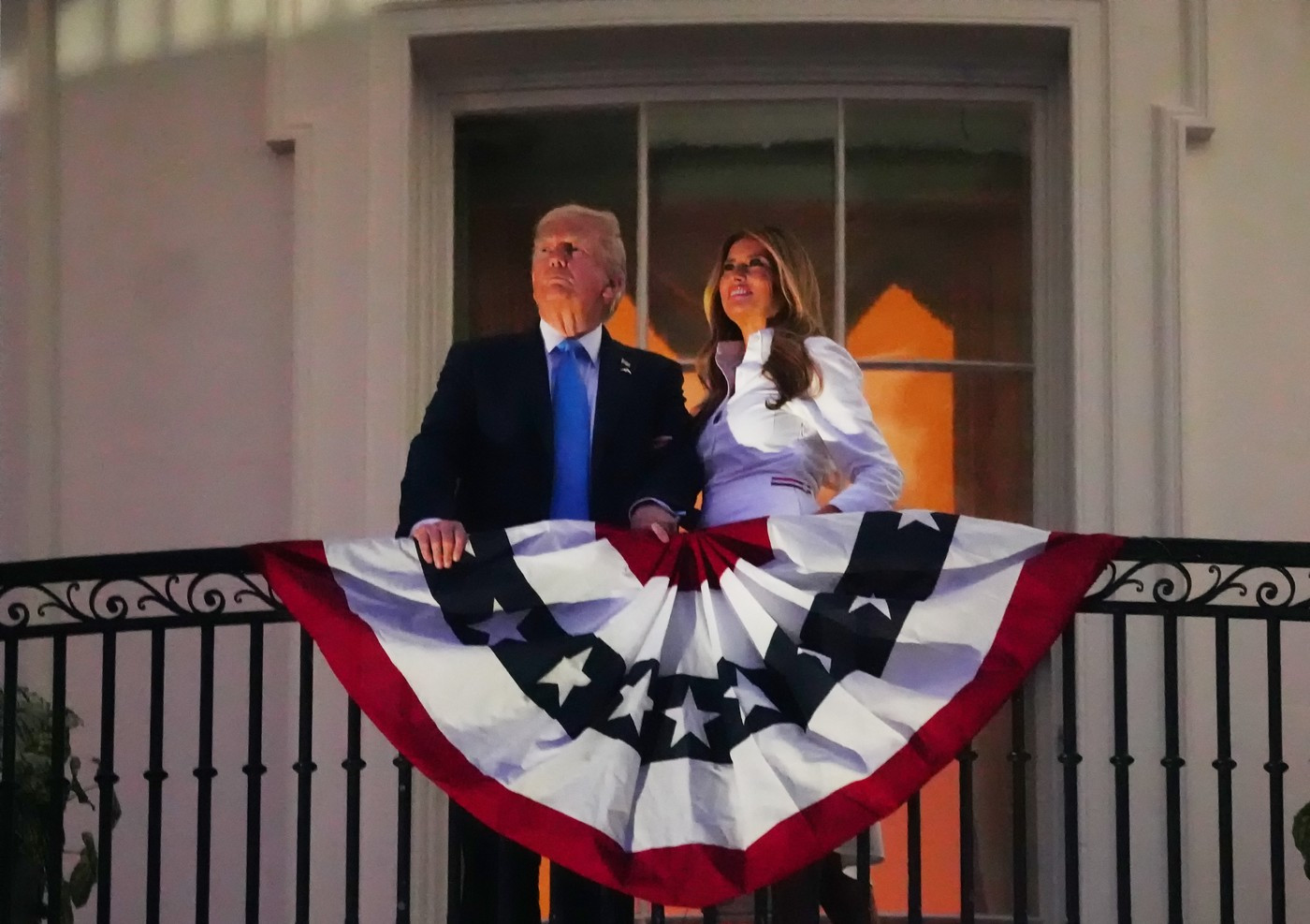 Moment romantic între Donald Trump și Melania în timpul festivităților de Ziua Independenței. FOTO&VIDEO