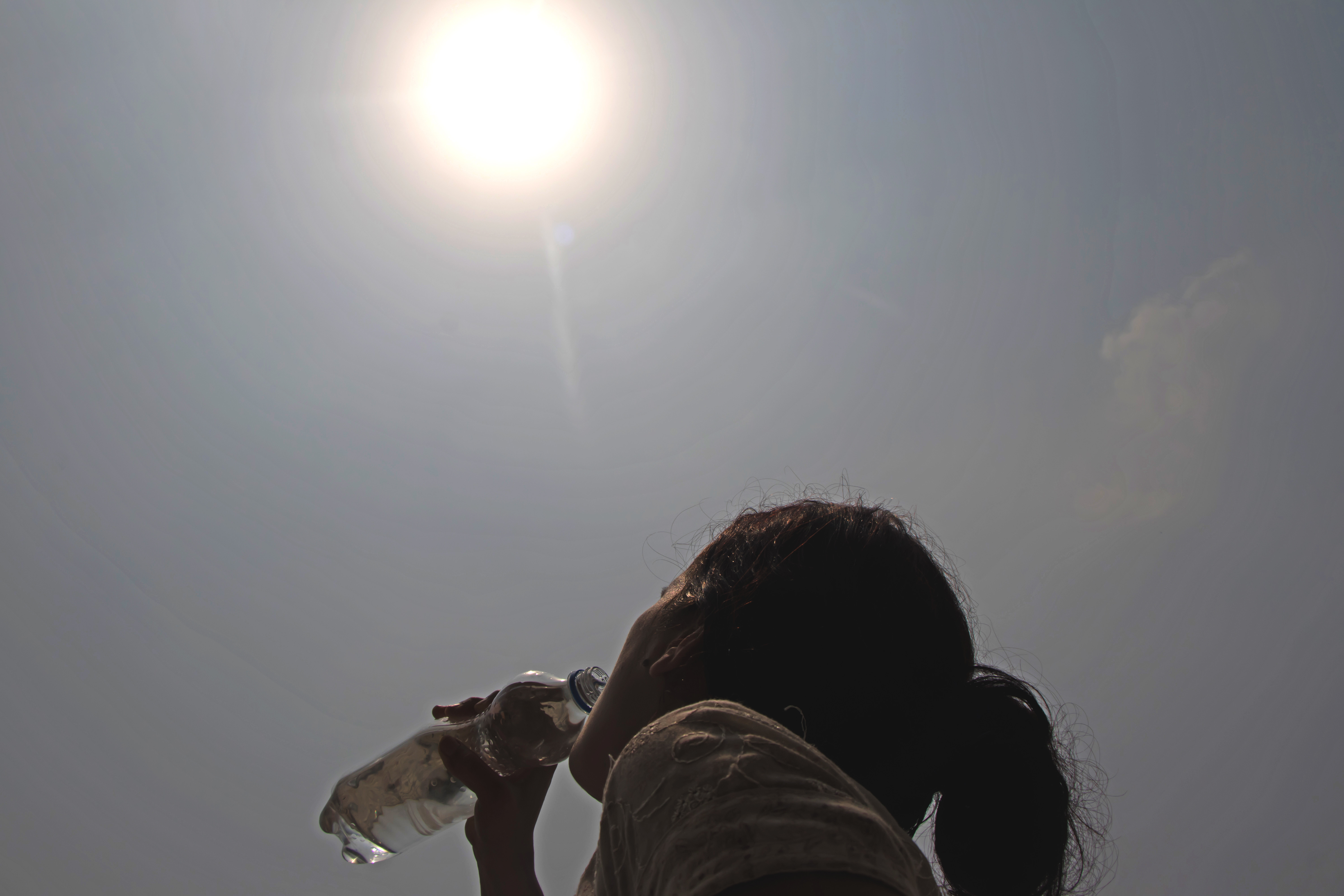 România ”fierbe” cu peste 40 de grade la umbră. Regiunile în care ziua de foc va fi răvășită și de furtuni