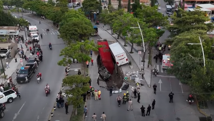 Un camion și un autobuz au fost înghițiți de o groapă uriașă apărută în asfalt, în Mexic. FOTO & VIDEO