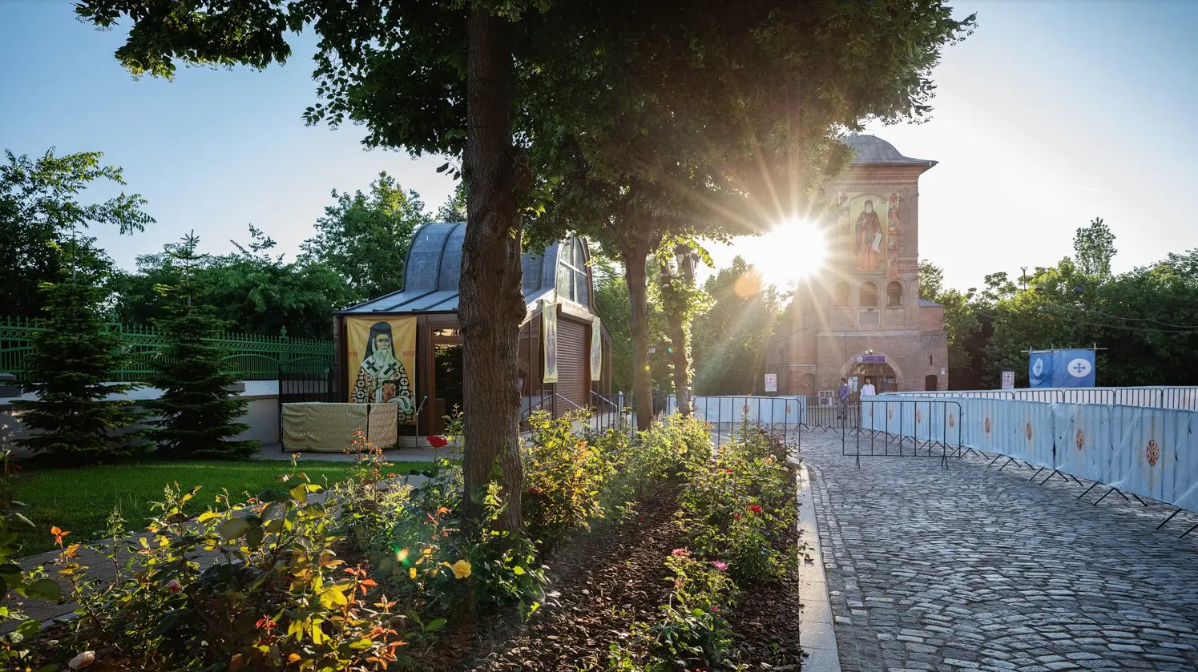 Patriarhia Română cere bisericilor și mănăstirilor să ofere oamenilor afectați de arșiță apă și ”o clipă de linişte la umbră”