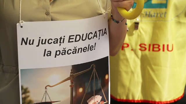 Profesorii au protestat în fața Parlamentului față de măsurile fiscale. Avertizează că anul școlar ar putea începe cu greve