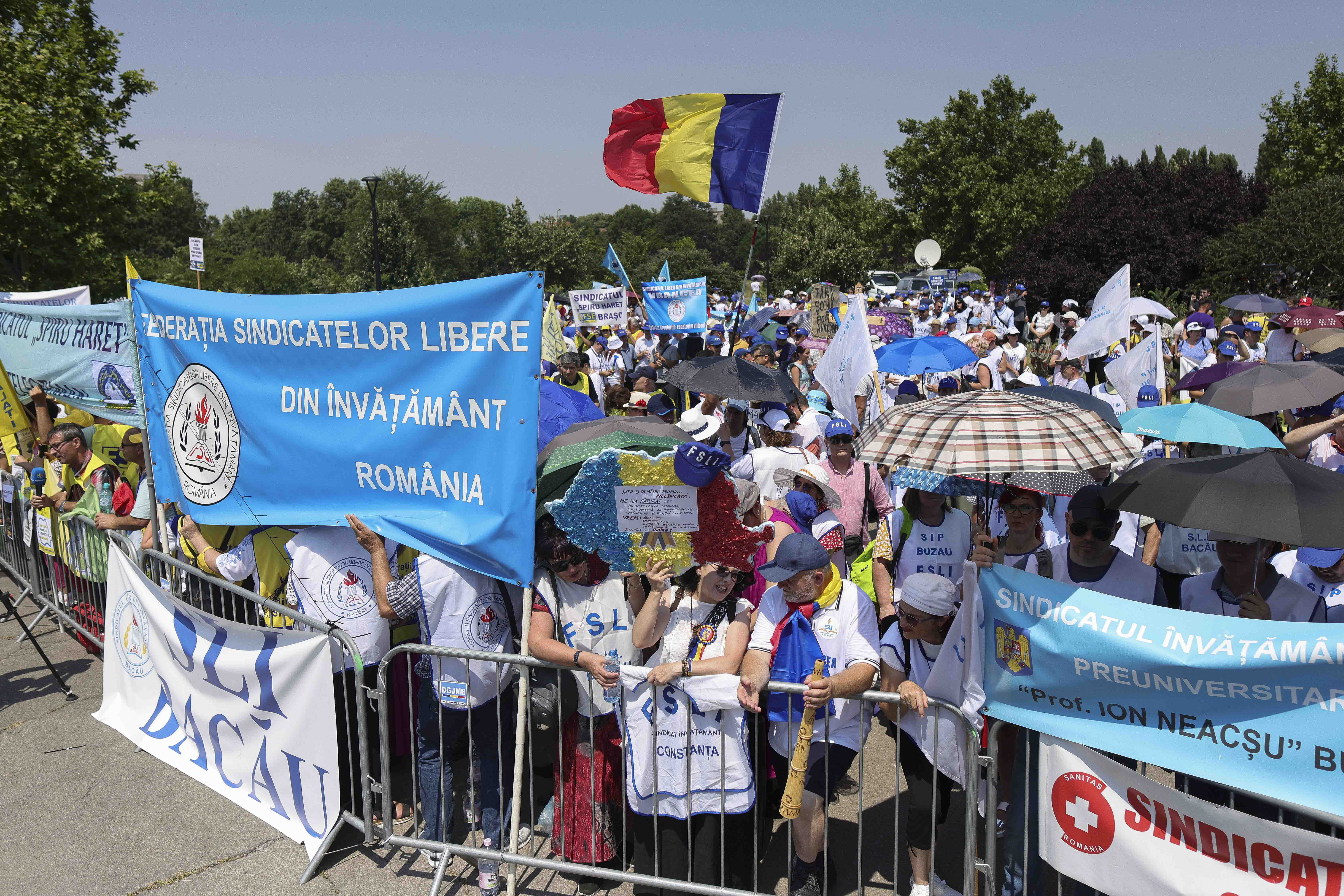 Sindicatele din Parlament denunţă tăierea abuzivă a sporurilor: Urmează blocaje instituţionale. Ce solicitări au