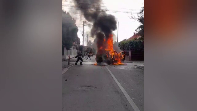 Patru oameni, la un pas de moarte la Sibiu după ce mașina lor a luat foc într-un accident. Cum s-au salvat