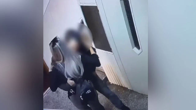 Individă din București, suspectă de furturi de bijuterii. Folosea metoda „îmbrățișarea”