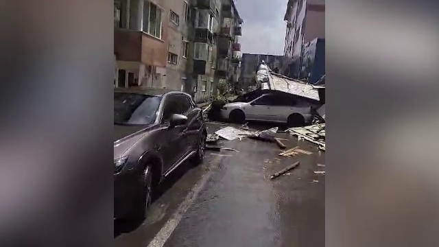 O furtună puternică a făcut prăpăd în Sălaj în doar 30 de minute. Vântul a smuls acoperișuri și copaci