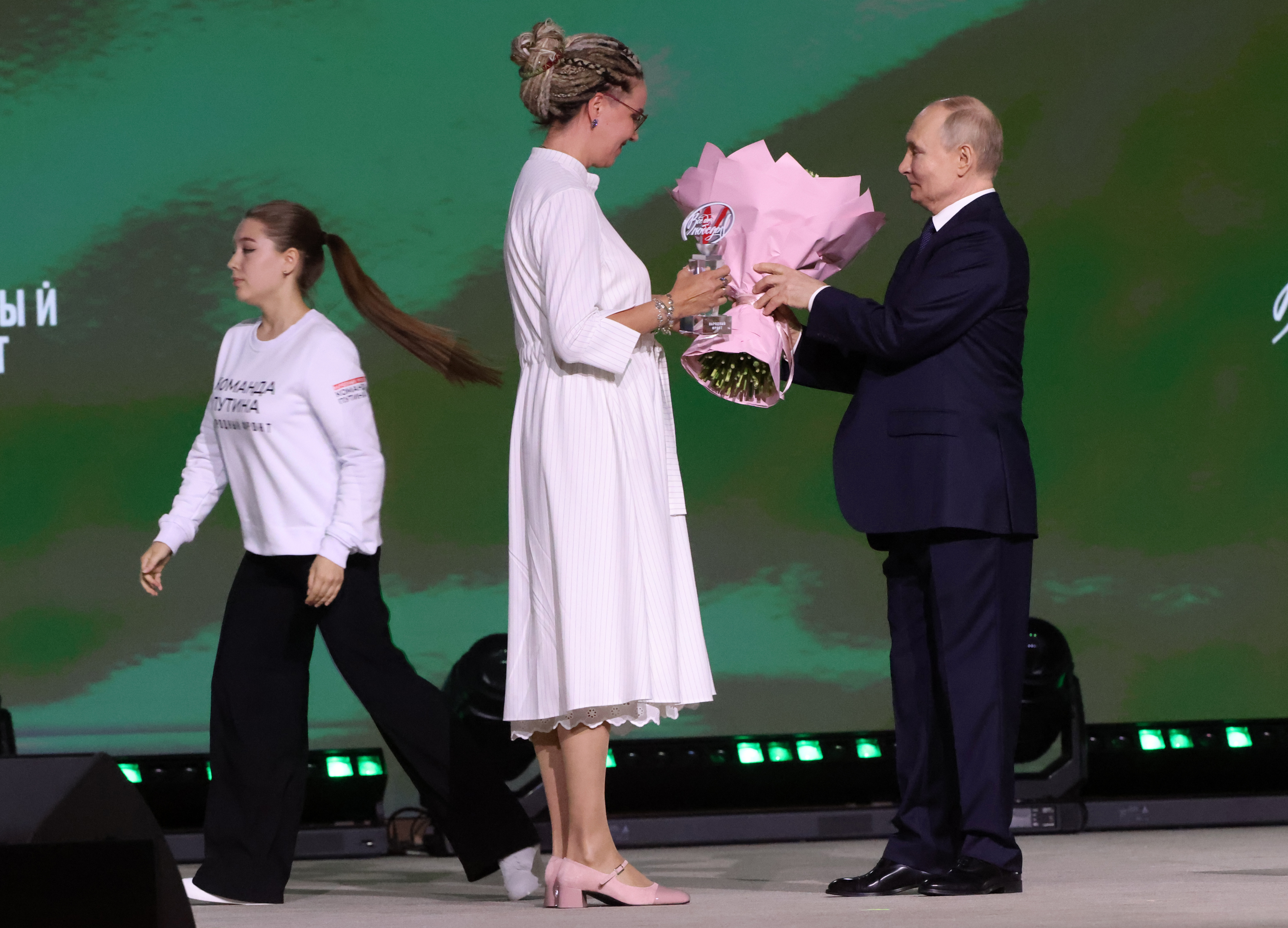Putin, „Mini Vlad”. A primit flori pe scenă de la creatoarea de modă a armatei
