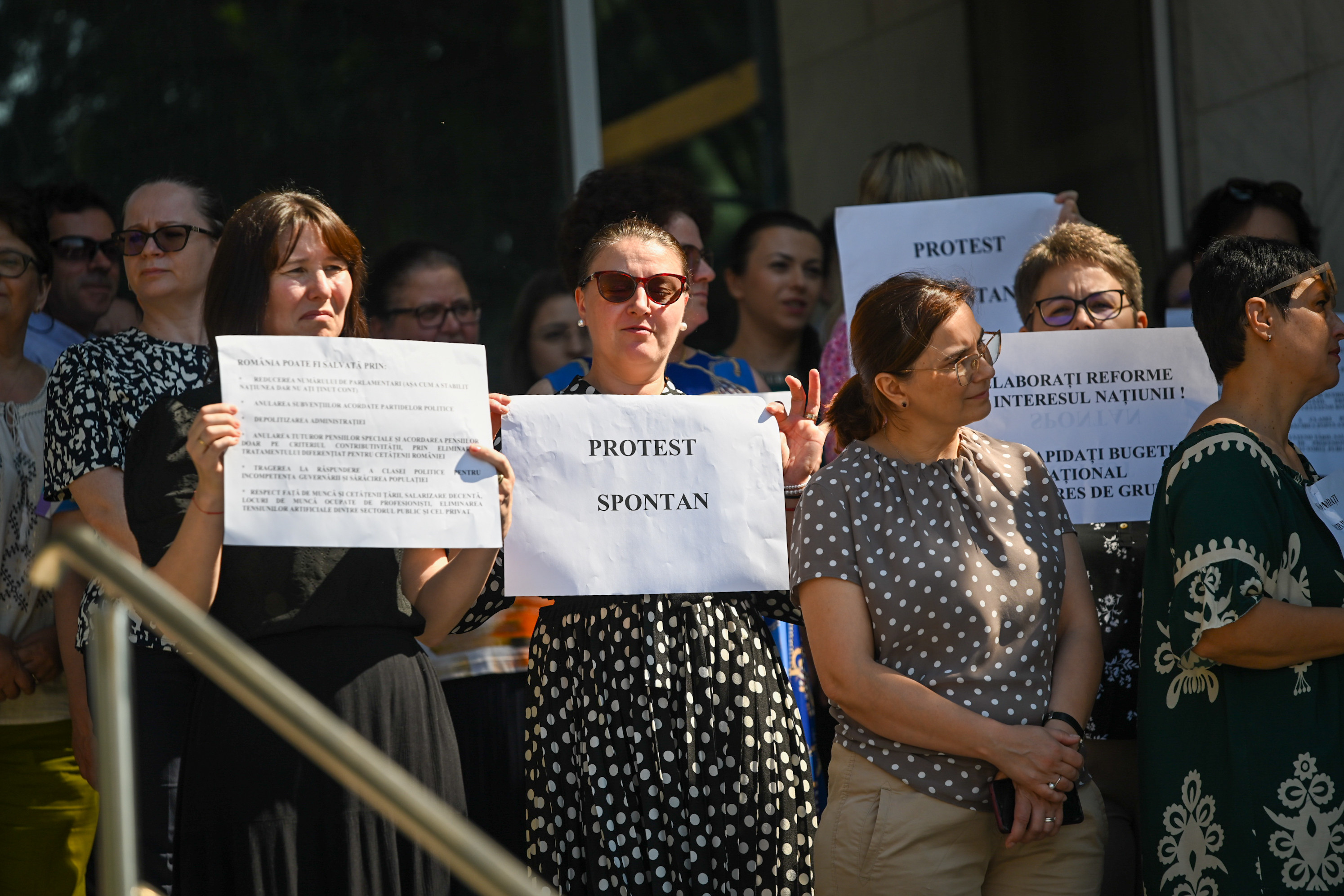 Lucrătorii din Casele de Pensii şi angajaţii MIPE protestează marţi în faţa instituţiilor, nemulţumiţi de tăierea veniturilor