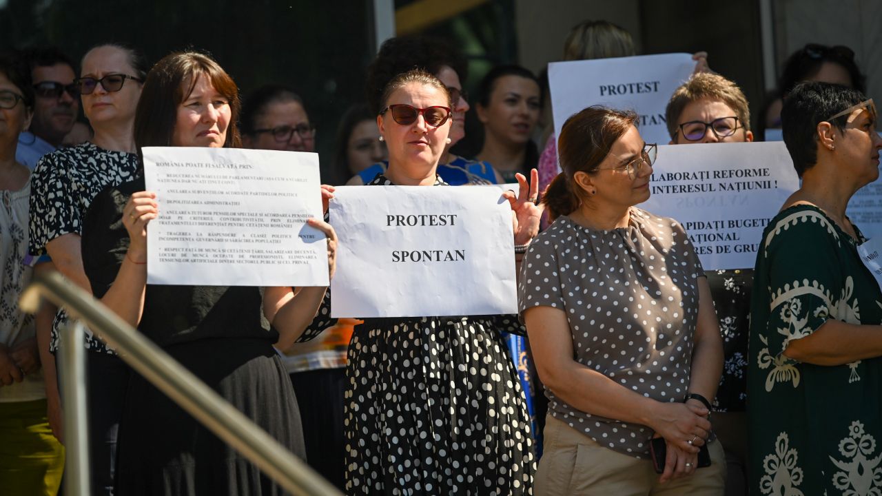 Angajații caselor de pensii amenință cu blocarea activității din cauza legii salarizării