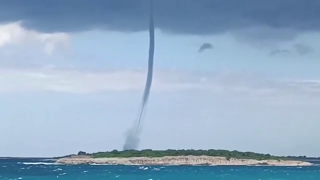 Vreme extremă în Europa: aeroport închis de ploi în Budapesta, tornade în Croația și căldură infernală în Grecia