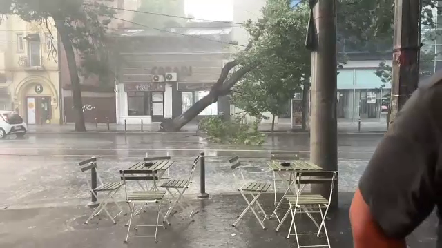 România, împărțită între coduri roșii de vijelii și de caniculă. Au fost doborâte 124 de recorduri zilnice de temperaturi