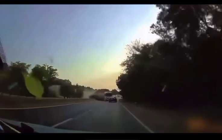 Accident mortal pe centura Bucureștiului. Momentul în care un TIR rupe parapetul și strivește o mașină pe contrasens. VIDEO